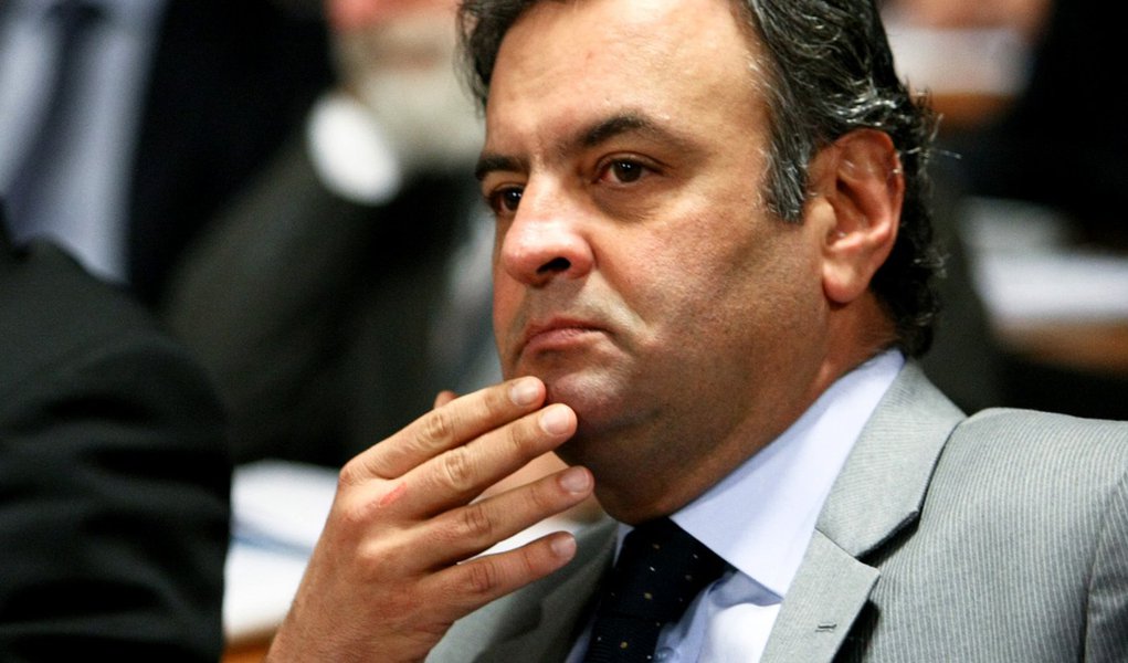 Aécio critica Dilma, PT e Kassab por ação em BH (Foto: Sergio Lima/Folhapress) Aécio critica Dilma, PT e Kassab por ação em BH