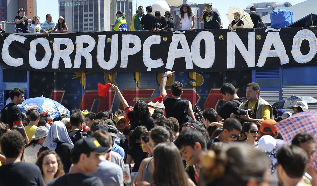 Marcha contra a corrupção reúne jovens na Esplanada (Foto: Antonio Cruz/AGÊNCIA BRASIL) Marcha contra a corrupção reúne jovens na Esplanada