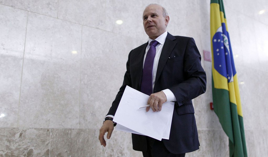 Com dólar a R$ 2, Mantega descarta intervenção no câmbio (Foto: Ueslei Marcelino/Reuters) Com dólar a R$ 2, Mantega descarta intervenção no câmbio