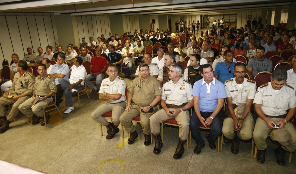 Oficiais da PM não aderem à greve na Bahia (Foto: CLAUDIONOR JUNIOR/AGÊNCIA ESTADO) Oficiais da PM não aderem à greve na Bahia