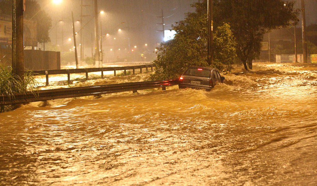 Chuva forte provocou hoje alagamentos em SP (Foto: CELSO LUIZ/AGÊNCIA ESTADO) Chuva forte provocou hoje alagamentos em SP