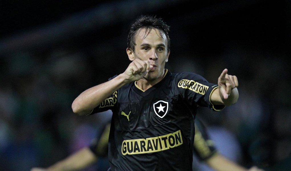 Botafogo bate Coritiba no Couto Pereira e lidera o Brasileirão (Foto: Agif/Folhapress) Botafogo bate Coritiba no Couto Pereira e lidera o Brasileirão