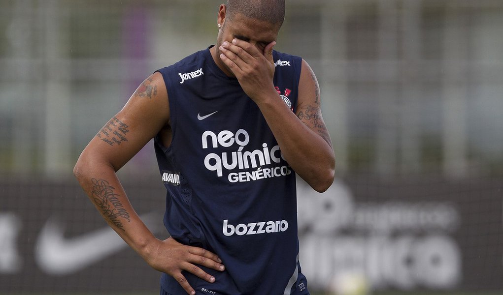 Corinthians anuncia a dispensa de Adriano (Foto: DANIEL AUGUSTO JR/AGÊNCIA ESTADO) Corinthians anuncia a dispensa de Adriano