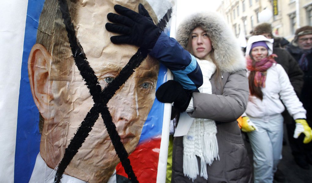 Contra ou a favor de Putin? (Foto: ALEXANDER DEMIANCHUK/REUTERS) Contra ou a favor de Putin?