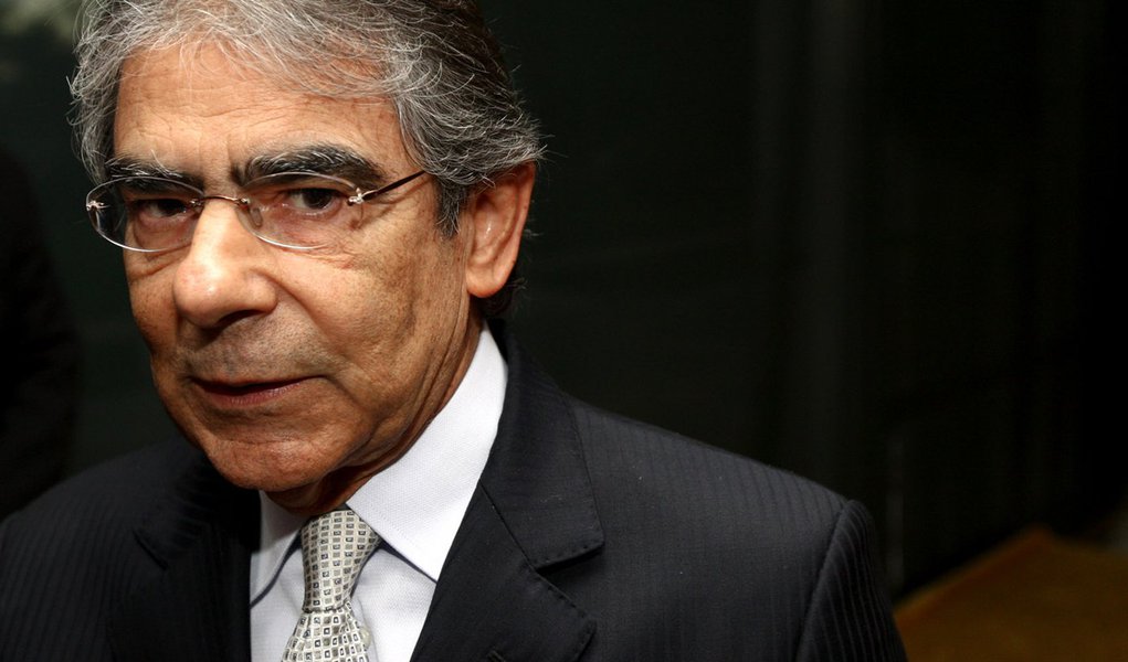 Pressa de Ayres com o mensalão é barrada por colegas (Foto: Sérgio Lima/Folhapress) Pressa de Ayres com o mensalão é barrada por colegas