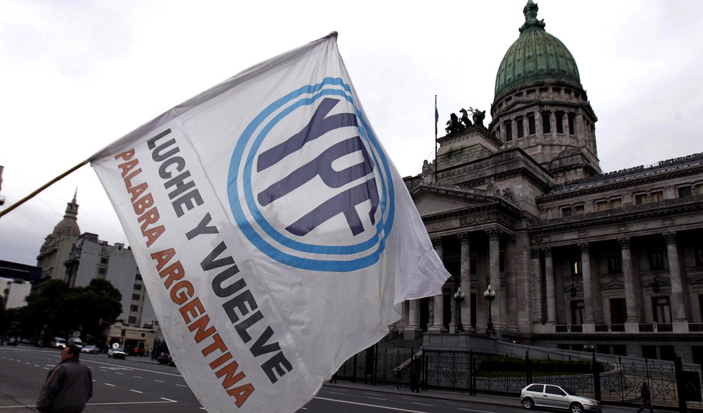 Senado argentino dá aval para a expropriação da YPF (Foto: Marcos Brindicci/REUTERS ) Senado argentino dá aval para a expropriação da YPF
