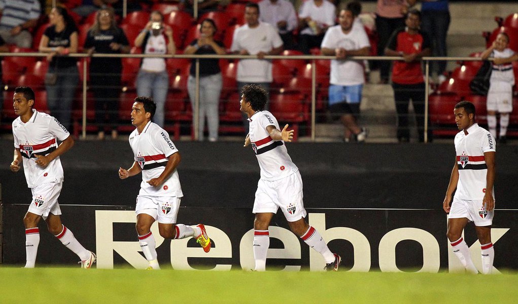 São Paulo só empata em casa, mas recupera liderança (Foto: Gaspar Nóbrega/VIPCOMM) São Paulo só empata em casa, mas recupera liderança