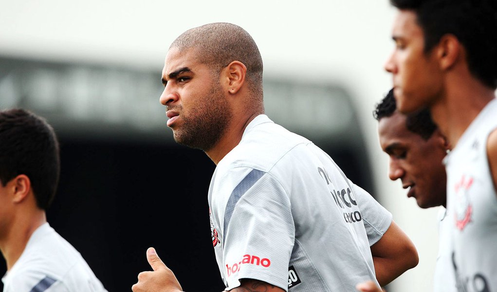 Com cinco desfalques, Tite relaciona Adriano e Douglas (Foto: ANDRÉ LESSA/AGÊNCIA ESTADO) Com cinco desfalques, Tite relaciona Adriano e Douglas