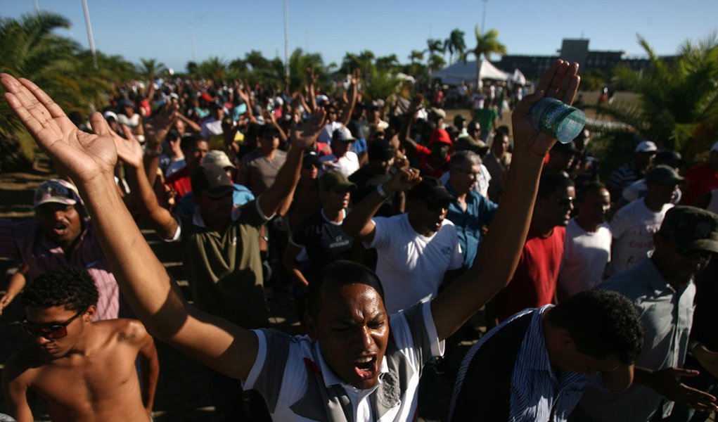 PMs na Bahia não aceitam encerrar greve (Foto: RAUL SPINASSÈ/AG NCIA A TARDE/AERAUL SPINASSÈ/AGÊNCIA ESTADO) PMs na Bahia não aceitam encerrar greve