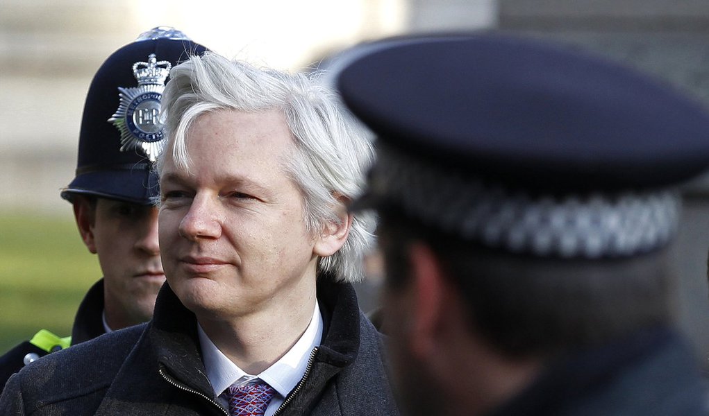 Assange na embaixada: preso, mas conectado (Foto: Stefan Wermuth/ REUTERS) Assange na embaixada: preso, mas conectado