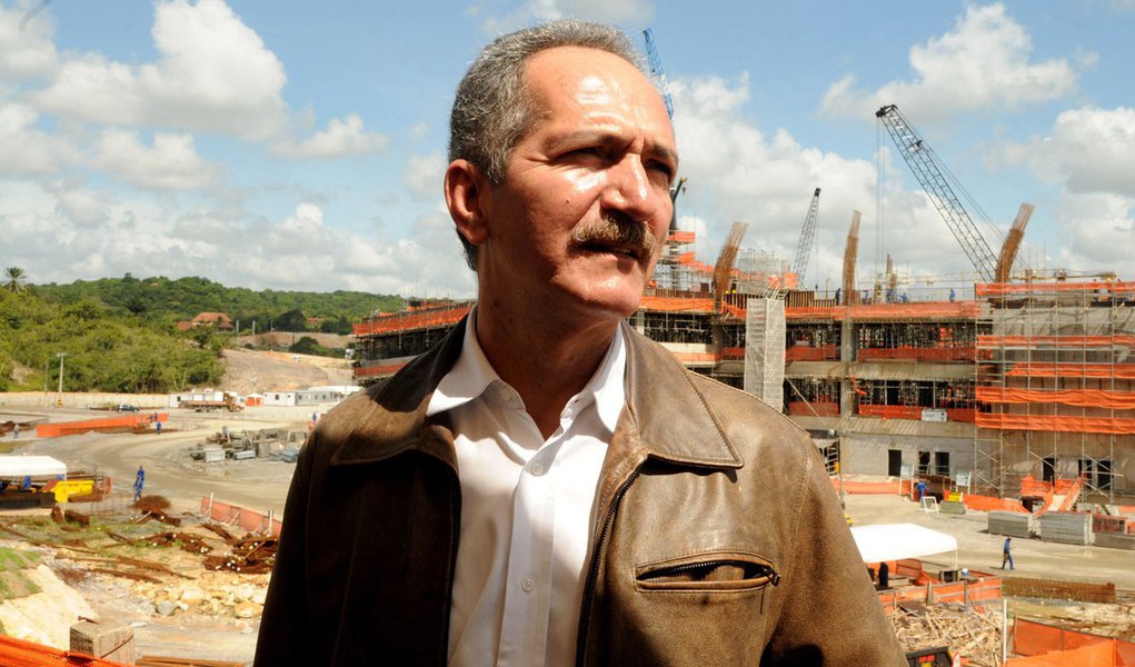 Aldo Rebelo faz visita minuciosa na Arena Pernambuco (Foto: Aldo Carneiro/Folhapress) Aldo Rebelo faz visita minuciosa na Arena Pernambuco