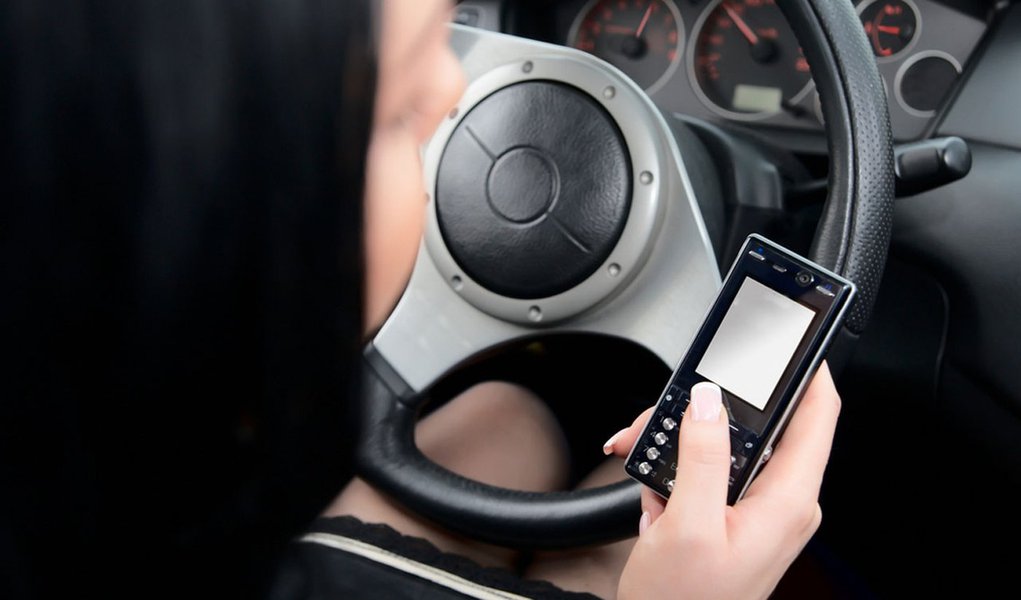 Mulher no volante: elas falam mais ao celular e estacionam indevidamente (Foto: Shutterstock) Mulher no volante: elas falam mais ao celular e estacionam indevidamente