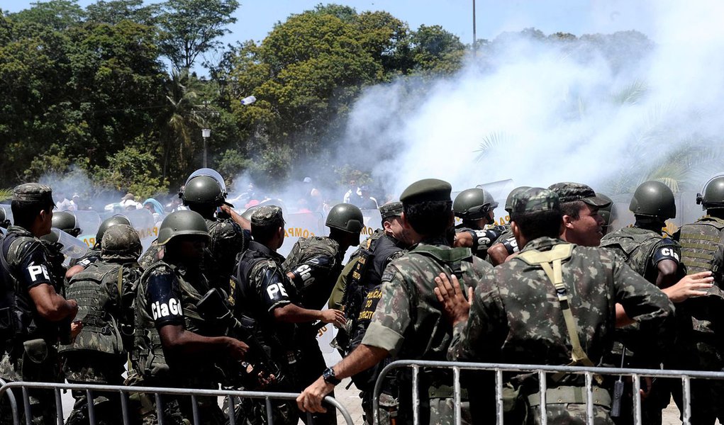 Exército entra em confronto com PMs grevistas (Foto: Lunae Parracho/REUTERS ) Exército entra em confronto com PMs grevistas
