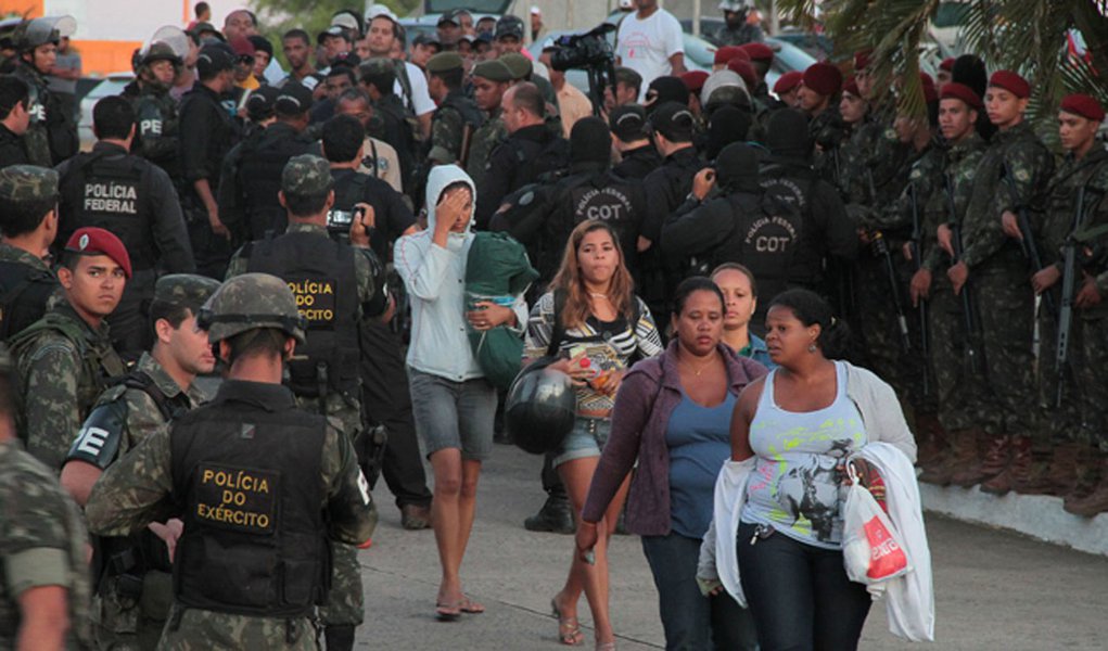 Fotógrafo do 247 relata rendição dos PMs (Foto: Claudio Heitor/Bahia 247) Fotógrafo do 247 relata rendição dos PMs