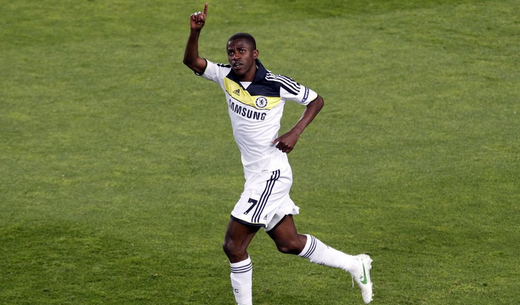 Com gol de Ramires, Chelsea é campeão na Inglaterra (Foto: REUTERS/Gustau Nacarino) Com gol de Ramires, Chelsea é campeão na Inglaterra