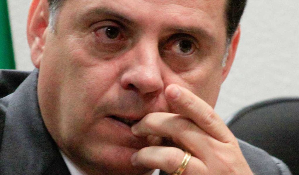 Cada vez mais enrolado, Perillo se defende (Foto: Andre Borges/Folhapress) Cada vez mais enrolado, Perillo se defende