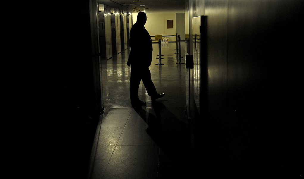 Brasileiros ficaram em média quase 19 horas sem luz em 2011 (Foto: Agência Brasil) Brasileiros ficaram em média quase 19 horas sem luz em 2011