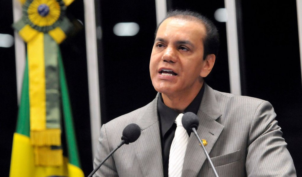Ataídes Oliveira a Cachoeira: “Se tiver algum custo, é comigo mesmo, amigo” (Foto: Geraldo Magela/Agência Senado) Ataídes Oliveira a Cachoeira: “Se tiver algum custo, é comigo mesmo, amigo”