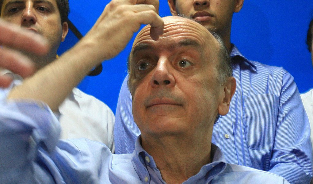 Serra tenta comprar estoque de livro-bomba (Foto: ZUHAIR MOHAMAD/AGÊNCIA ESTADO) www.brasil247.com - Serra tenta comprar estoque de livro-bomba