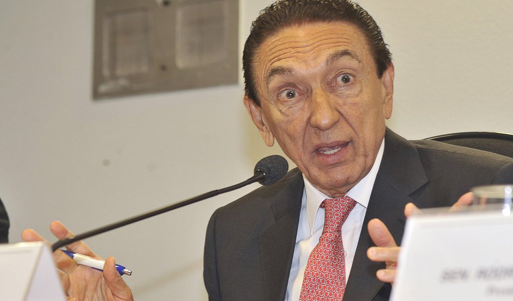 Lobão diz que governo está perto de acordo com a Vale (Foto: José Cruz/Agência Brasil) Lobão diz que governo está perto de acordo com a Vale