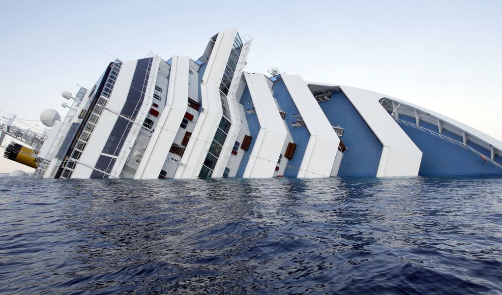 Artistas do Costa Concordia querem indenização (Foto: REUTERS/ Remo Casilli) Artistas do Costa Concordia querem indenização