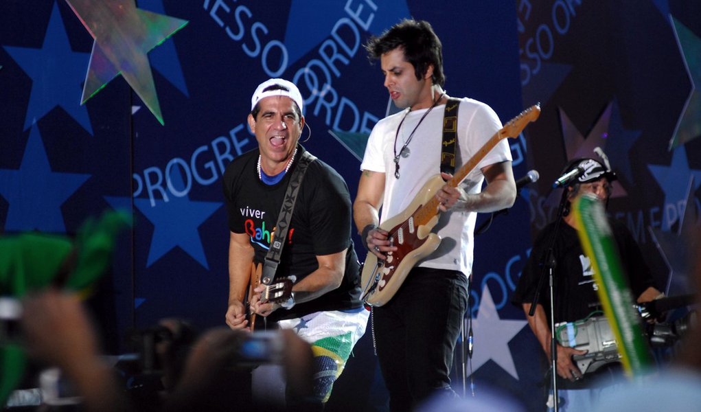 Asa de Águia abre os shows de verão na praia de Tamandaré (Foto: Claudio Versiani/TV Globo) Asa de Águia abre os shows de verão na praia de Tamandaré