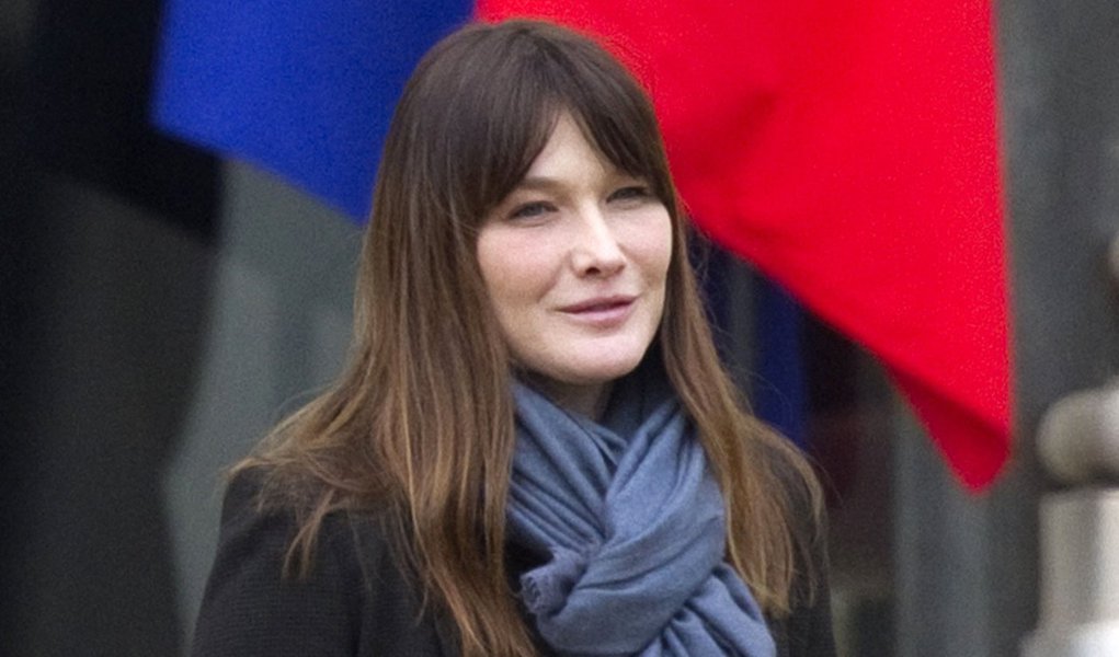 Com derrota de Sarkô, Carla Bruni vira piada do dia (Foto: REUTERS/Charles Platiau) Com derrota de Sarkô, Carla Bruni vira piada do dia