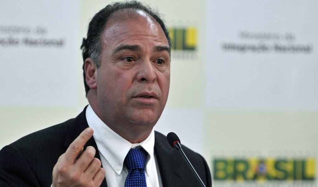 Para amenizar desgaste, Bezerra visita RJ e MG (Foto: Renato Araujo/ABr) Para amenizar desgaste, Bezerra visita RJ e MG