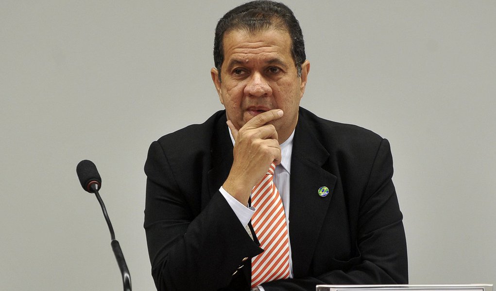 Lupi tenta se explicar hoje no Senado (Foto: Antonio Cruz/ABr) Lupi tenta se explicar hoje no Senado