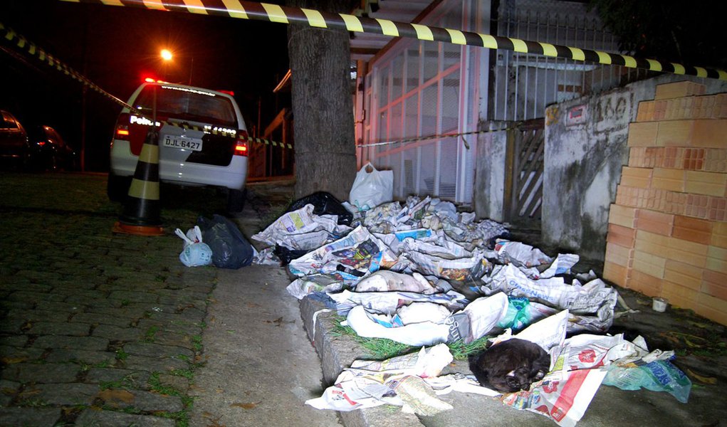 Mulher que pode ter matado 33 cachorros e gatos é presa em SP (Foto: HÉLIO TORCHI/AGÊNCIA ESTADO) Mulher que pode ter matado 33 cachorros e gatos é presa em SP