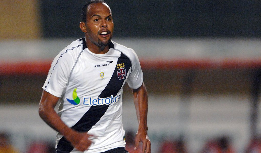 No sufoco, Vasco vence Portuguesa e lidera (Foto: Agif/Folhapress) No sufoco, Vasco vence Portuguesa e lidera