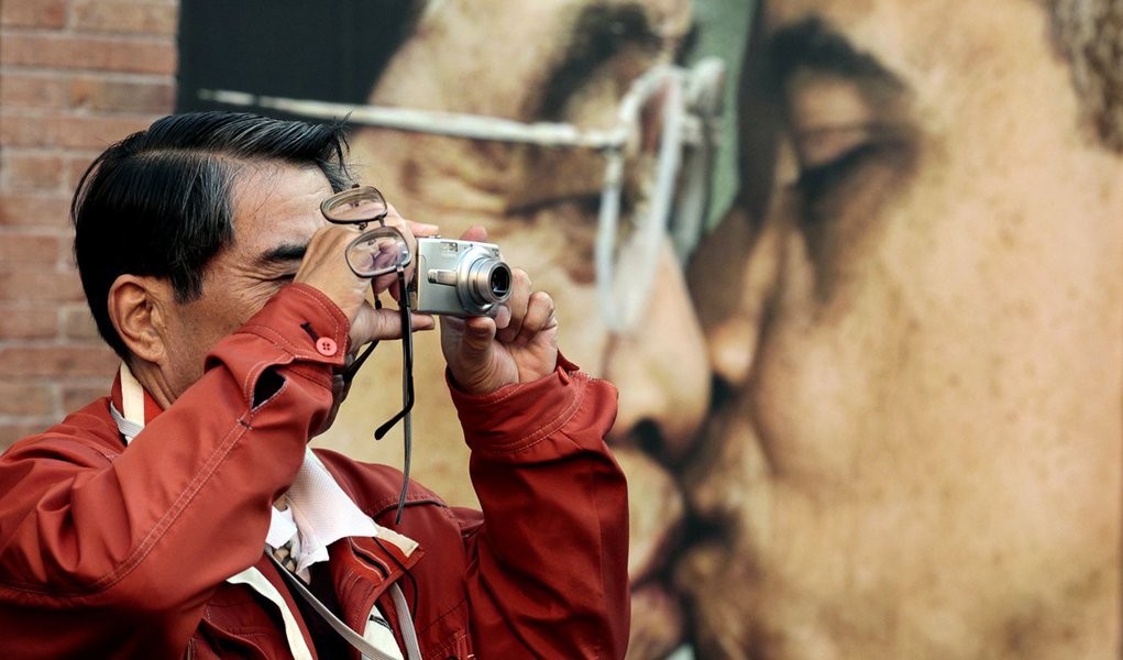 Censura chinesa age contra beijo de Obama e Hu Jintao (Foto: Alessandro Bianchi/REUTERS) Censura chinesa age contra beijo de Obama e Hu Jintao