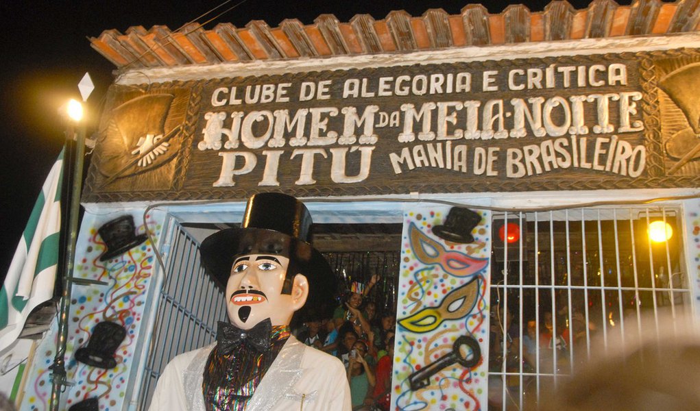 Homem da Meia Noite comemora seus 80 anos e homenageia Ariano Suassuna (Foto: Passarinho/Pref.Olinda) Homem da Meia Noite comemora seus 80 anos e homenageia Ariano Suassuna