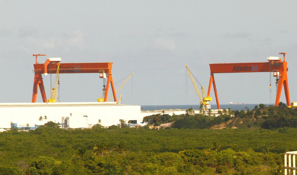Estaleiro Atlântico Sul demite cerca de 400 funcionários (Foto: Andréa Rêgo Barros/247) Estaleiro Atlântico Sul demite cerca de 400 funcionários