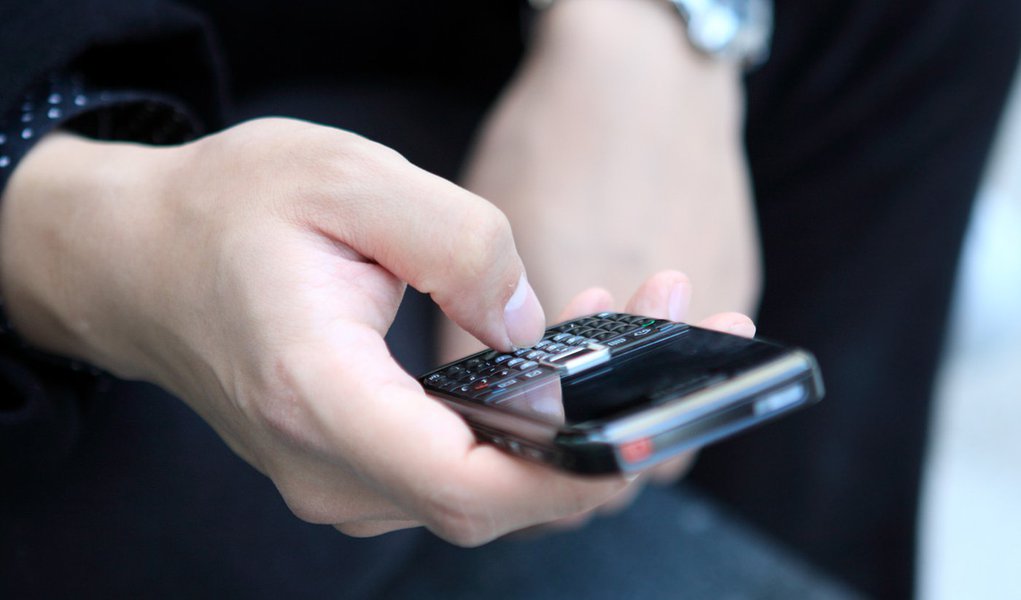 Justiça grampeou 195 mil telefones no Brasil em 2011 (Foto: Shutterstock) Justiça grampeou 195 mil telefones no Brasil em 2011
