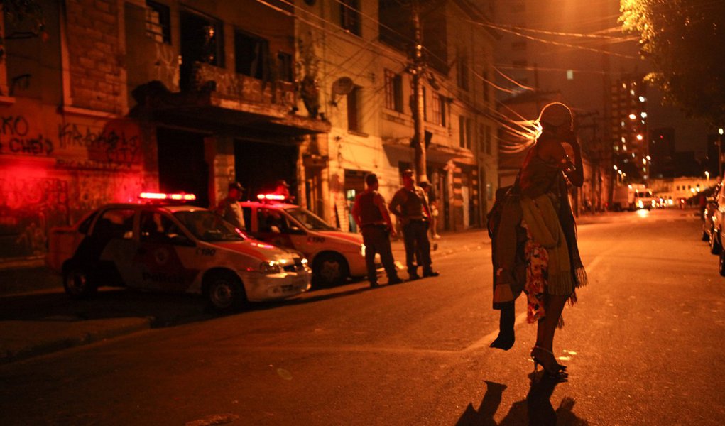 Operação na Cracolândia (SP) já deteve 48 pessoas (Foto: DANIEL TEIXEIRA/AGÊNCIA ESTADO) Operação na Cracolândia (SP) já deteve 48 pessoas