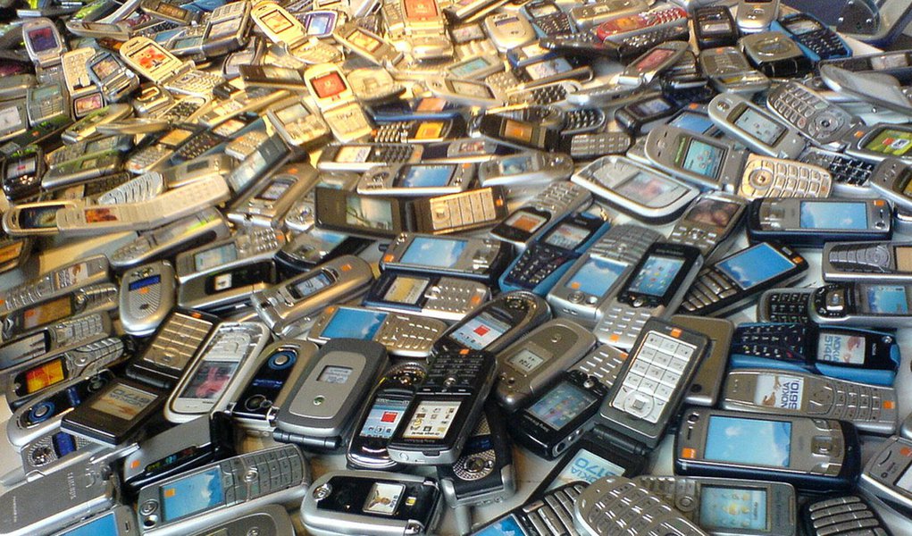 Governo estuda pacote de celular e internet para pobres (Foto: DIVULGAÇÃO) Governo estuda pacote de celular e internet para pobres