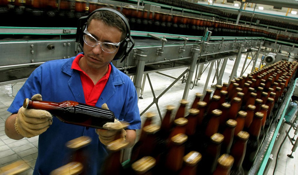 Ambev encerra produção de cerveja na fábrica de Pernambuco (Foto: PAULO LIBERT/AGÊNCIA ESTADO) Ambev encerra produção de cerveja na fábrica de Pernambuco