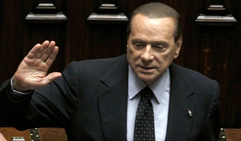 Ciao, Berlusconi! (Foto: ALESSANDRO BIANCHI/REUTERS) Ciao, Berlusconi!