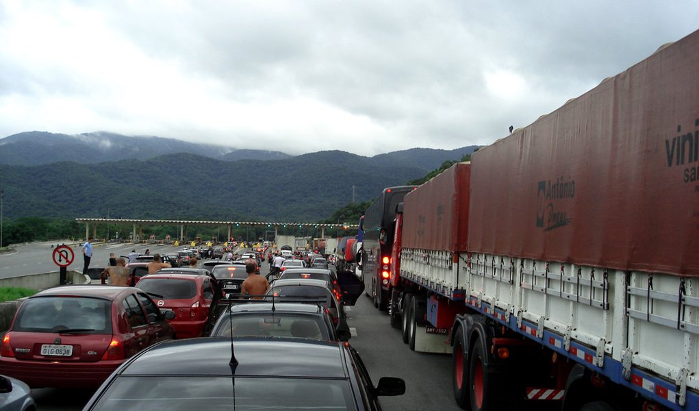 Acidente com carreta bloqueia Régis Bittencourt (Foto: Beawiharta/REUTERS) www.brasil247.com - Acidente com carreta bloqueia Régis Bittencourt