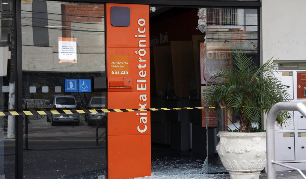 MPPE e Febraban assinam TAC por segurança (Foto: AMAURI NEHN/AGÊNCIA ESTADO) MPPE e Febraban assinam TAC por segurança
