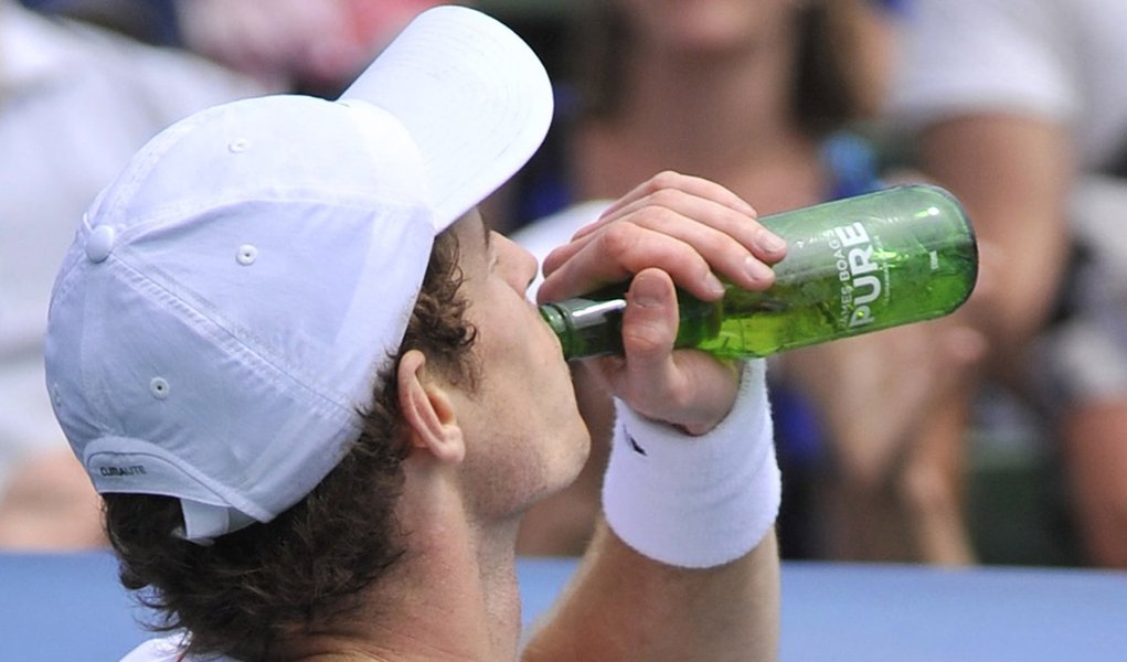 Com direito a cerveja, Murray bate Nalbandian em exibição (Foto: REUTERS/Toby Melville) Com direito a cerveja, Murray bate Nalbandian em exibição