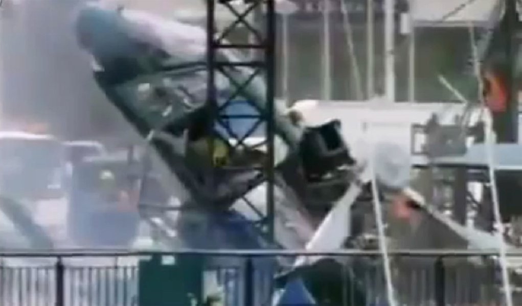 Queda de helicóptero é registrada por vídeo na Nova Zelândia (Foto: REPRODUÇÃO) www.brasil247.com - Queda de helicóptero é registrada por vídeo na Nova Zelândia