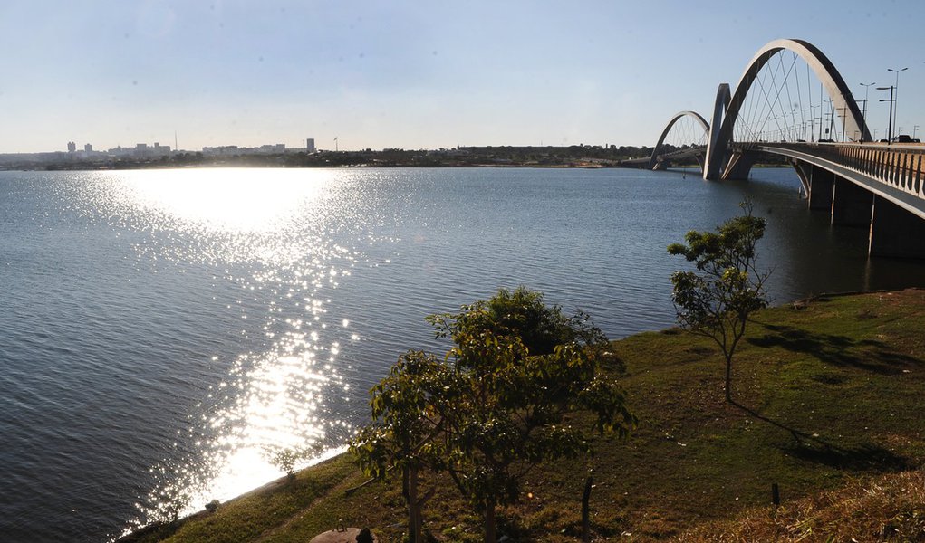 Lancha pega fogo e afunda no Lago Paranoá, em Brasília (Foto: Andressa Anholete/247) Lancha pega fogo e afunda no Lago Paranoá, em Brasília
