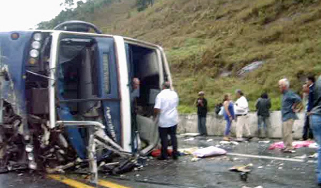 Dez morrem em acidente de ônibus no interior de SP (Foto: Reprodução/VNews) Dez morrem em acidente de ônibus no interior de SP