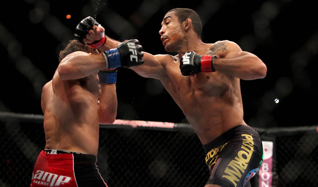 José Aldo vence Chad Mendes e mantém título do UFC (Foto: WILTON JUNIOR/AGÊNCIA ESTADO) José Aldo vence Chad Mendes e mantém título do UFC