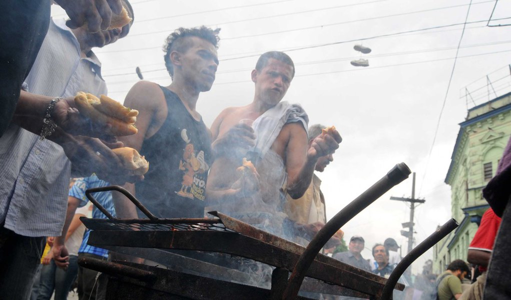 Churrascão aponta saída para beco da cracolândia (Foto: ADRIANO LIMA/Agência Estado) Churrascão aponta saída para beco da cracolândia