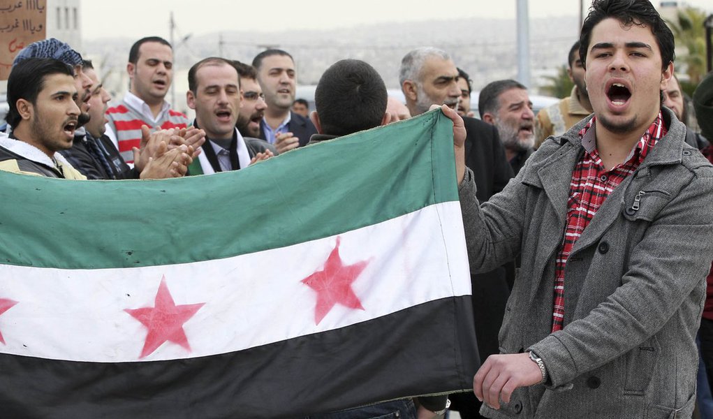 Síria ataca Homs e Ocidente planeja ultimato a Assad (Foto: MUHAMMAD HAMED/REUTERS) Síria ataca Homs e Ocidente planeja ultimato a Assad