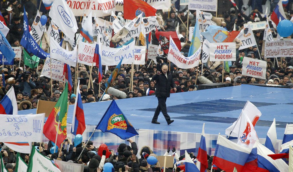 Na Rússia, milhares se reúnem em ato de apoio a Putin (Foto: DENIS SINYAKOV/REUTERS) Na Rússia, milhares se reúnem em ato de apoio a Putin