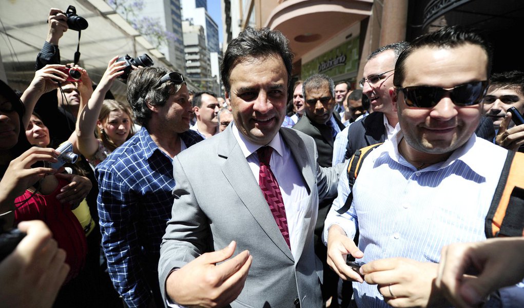 Com apoio da Globo, Aécio Neves se lança a presidente (Foto: DIEGO VARA/Agência Estado) Com apoio da Globo, Aécio Neves se lança a presidente